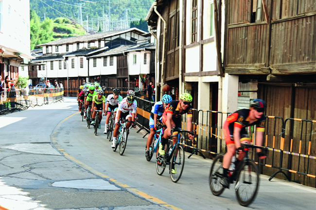 环湾国际自行车赛选手经过赤水古街（许华森摄影）.jpg