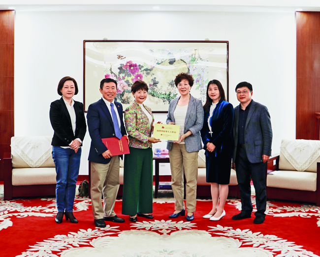 市委常委、统战部长华静向美中交流协会授“南京侨联海外驿站”牌匾.jpg 市委常委、统战部长华静向美中交流协会授“南京侨联海外驿站”牌匾.jpg