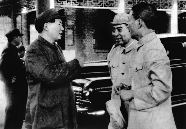 1949年8月,毛泽东、周恩来等在车站等候宋庆龄.jpg 1949年8月,毛泽东、周恩来等在车站等候宋庆龄.jpg