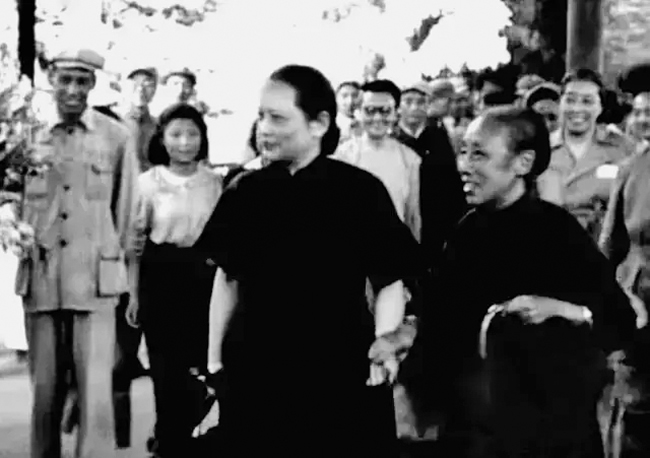 1949年,宋庆龄和何香凝在北京车站手挽着手,内心充满了喜悦1.jpg 1949年,宋庆龄和何香凝在北京车站手挽着手,内心充满了喜悦1.jpg