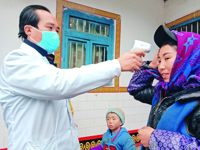 勒乌乡甲挖村4组,进克阿龙在入户给从武汉打工返乡人员和同屋居住人员进行每天两次的体温检测等工作。(摄影:克惹达公).jpg 勒乌乡甲挖村4组,进克阿龙在入户给从武汉打工返乡人员和同屋居住人员进行每天两次的体温检测等工作。(摄影:克惹达公).jpg
