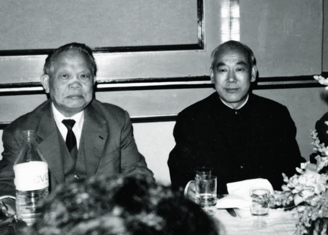 杨岳(左一)与领事部主任边守俭,1972年摄于巴黎.jpg 杨岳(左一)与领事部主任边守俭,1972年摄于巴黎.jpg