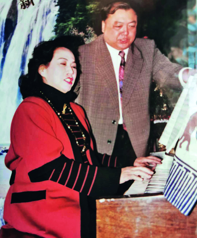 陈蓉蓉与丈夫石惟正一起备课(上世纪80年代).jpg 陈蓉蓉与丈夫石惟正一起备课(上世纪80年代).jpg