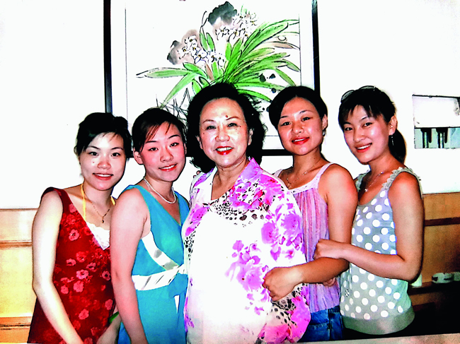 陈蓉蓉老师和她的学生们.jpg 陈蓉蓉老师和她的学生们.jpg
