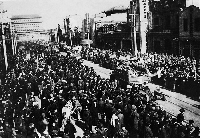 1949年2月3日,万人空巷,人山人海的市民在前门大街欢迎解放军入城.jpg 1949年2月3日,万人空巷,人山人海的市民在前门大街欢迎解放军入城.jpg