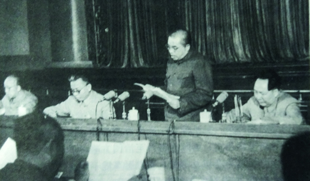 1953年9月12日,彭德怀在中央人民政府委员会第24次会议上作抗美援朝工作报告。.jpg 1953年9月12日,彭德怀在中央人民政府委员会第24次会议上作抗美援朝工作报告。.jpg