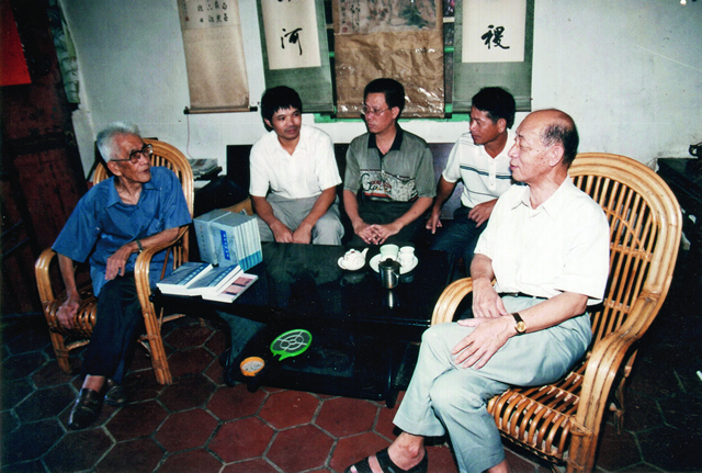 为编注《晋江楹联选》，访晋江文化馆首任馆长许书纪（林锦山摄影）.jpg