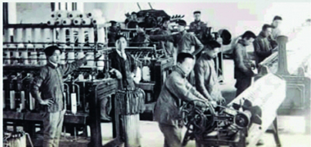1912年4月，张謇创办南通纺织染传习所，次年定名为南通纺织专门学校，图为当时学生在工厂中学习操作机器.jpg