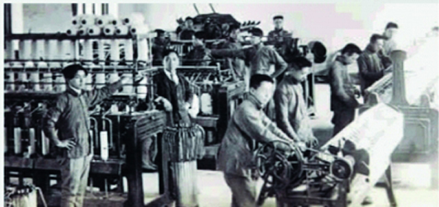 1912年4月,张謇创办南通纺织染传习所,次年定名为南通纺织专门学校,图为当时学生在工厂中学习操作机器.jpg 1912年4月,张謇创办南通纺织染传习所,次年定名为南通纺织专门学校,图为当时学生在工厂中学习操作机器.jpg