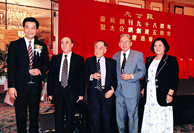 2000年6月，庄世平在北京参加大公报创刊九十八周年暨大公网创建五周年庆祝活动。.jpg