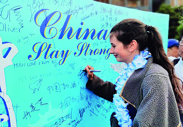 “信心中国”声援活动期间新西兰当地民众在签名墙上留言.jpg “信心中国”声援活动期间新西兰当地民众在签名墙上留言.jpg