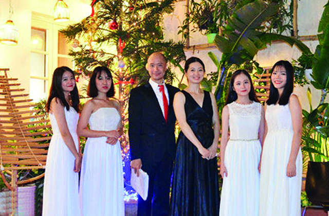 莫双双夫妇和越南音乐学院女生.jpg 莫双双夫妇和越南音乐学院女生.jpg