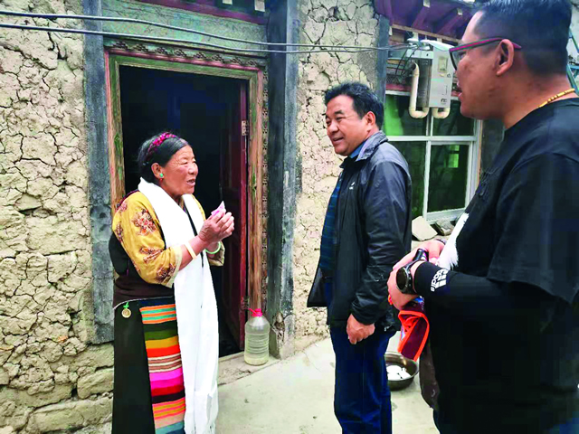 西藏侨联副主席拉巴日达（右二）.jpg