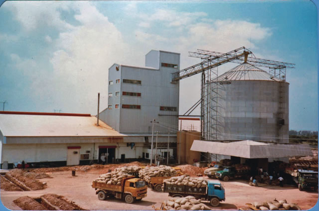 7 1982年正大康地深圳公司饲料厂边生产边建设.jpg