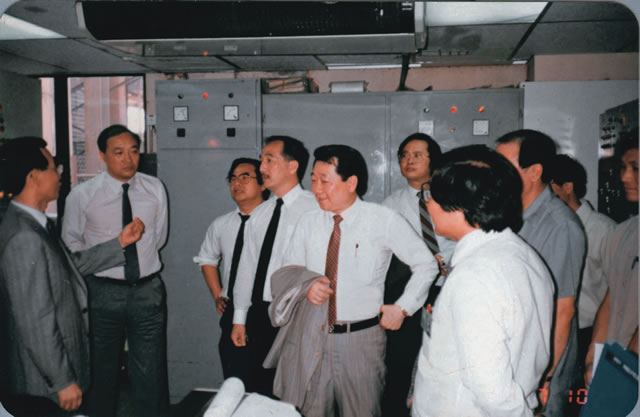 10 1986年谢国民、谢中民两位先生参观正大康地饲料控制室.jpg