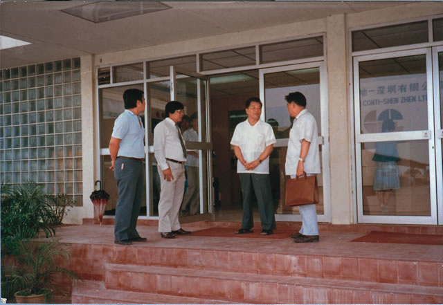9 1986年原广东省委书记吴南生视察正大康地深圳公司.jpg 9 1986年原广东省委书记吴南生视察正大康地深圳公司.jpg