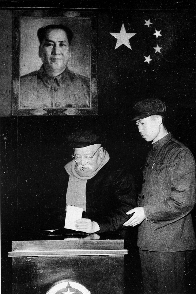 5～1965年谢老在中南海选区选举投票（右为警卫员林永法）.jpg