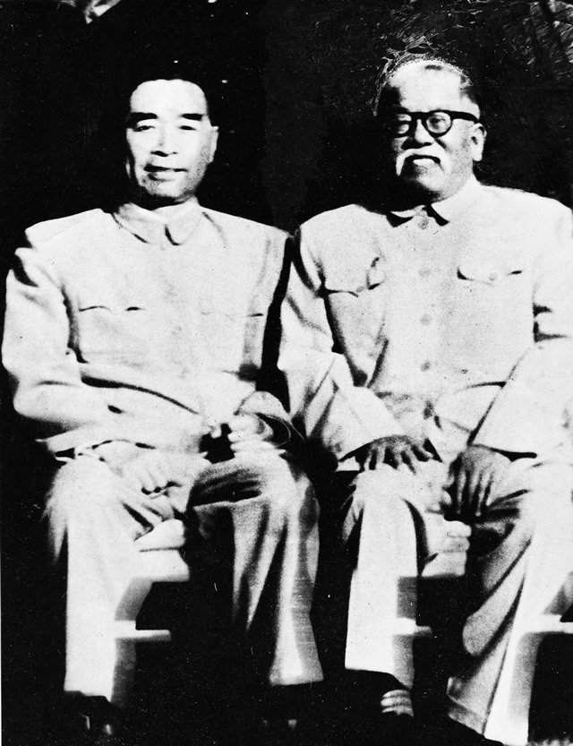 3～1956年谢老与周总理合影.jpg