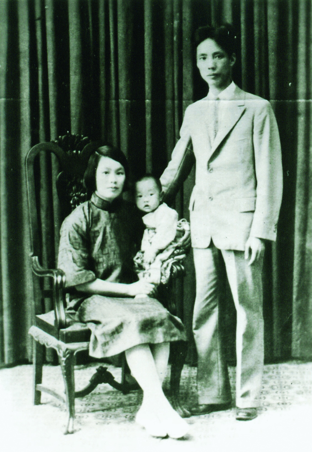 第一部分配图：洪灵菲与妻儿的合影.jpg