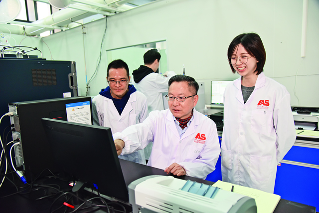 陈峰在实验室指导博士生及博士后开展研究2.jpg