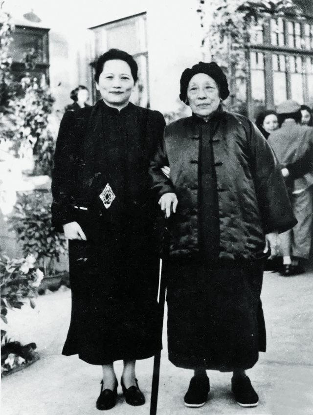 1951年的宋庆龄（左）和何香凝（右）.jpg