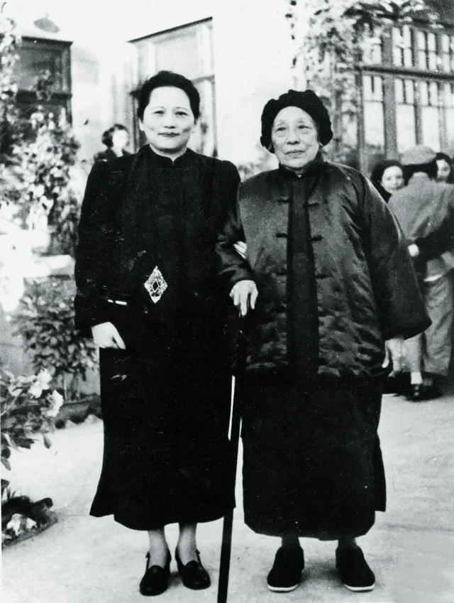 1951年的宋庆龄(左)和何香凝(右).jpg 1951年的宋庆龄(左)和何香凝(右).jpg