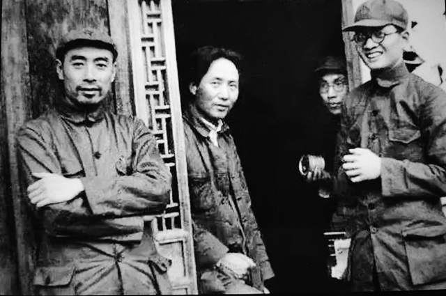 毛泽东、周恩来和张闻天在一起.jpg 毛泽东、周恩来和张闻天在一起.jpg