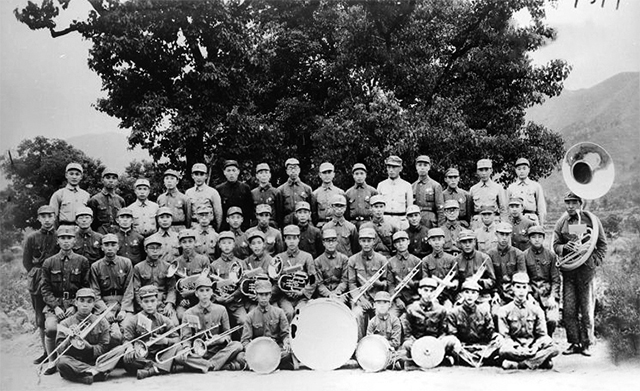 菲律宾华侨组织的军乐队在新四军军部.jpg
