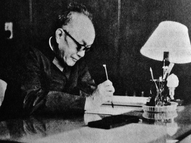 1978年，黄克诚任中央军委顾问期间，在解放军总医院住院时夜间审批文件.jpg