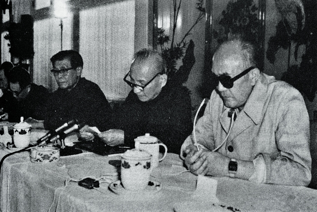 1979年1月4日至22日，黄克诚（右一）出席中央纪律检查委员会第一次全体会议。右二为陈云，右三为王鹤寿.jpg