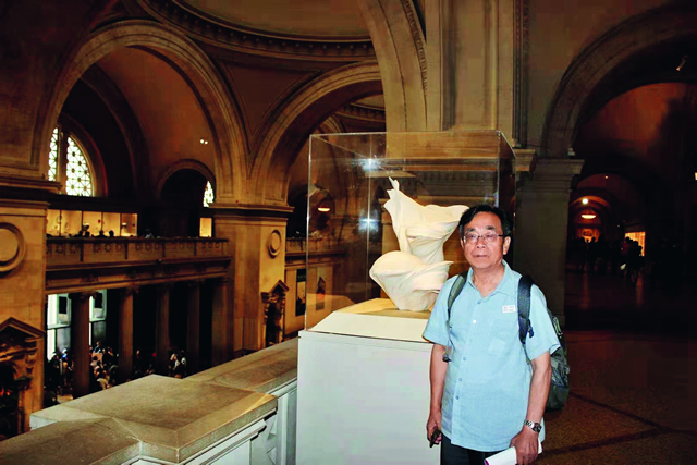 2016年8月5日，朱仁夫在美国大都会博物馆二楼中国馆门前(摄影  朱逊).jpg