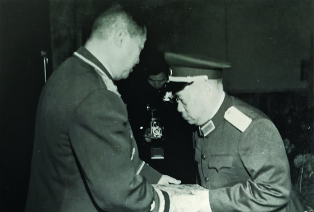 1955年12月10日，贺龙元帅在成都为贺炳炎授衔授勋.jpg