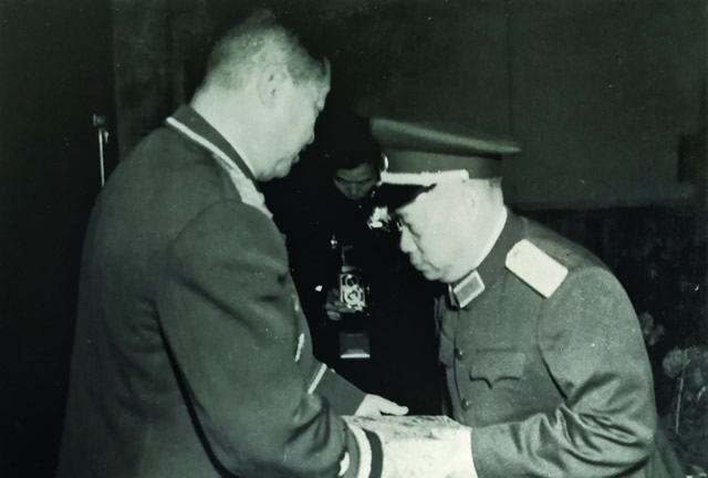 1955年12月10日,贺龙元帅在成都为贺炳炎授衔授勋.jpg 1955年12月10日,贺龙元帅在成都为贺炳炎授衔授勋.jpg