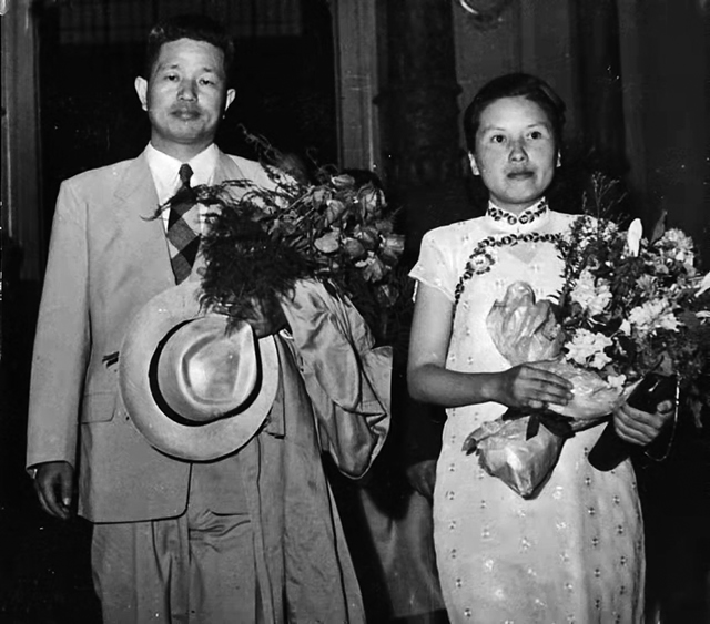 1950年黄镇大使和夫人朱霖抵达匈牙利,受到热烈欢迎.jpg 1950年黄镇大使和夫人朱霖抵达匈牙利,受到热烈欢迎.jpg