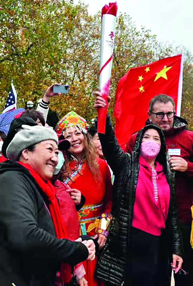 华侨华人与华盛顿州当地市民参加北京冬奥会火炬传递活动.jpg 华侨华人与华盛顿州当地市民参加北京冬奥会火炬传递活动.jpg