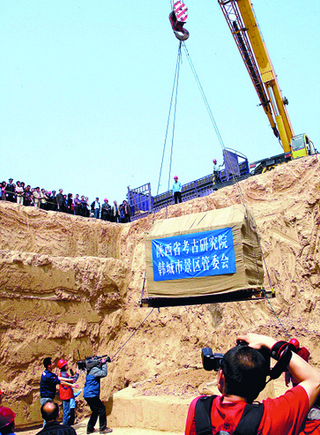 图3  韩城宋代壁画墓整体被70吨大吊车吊装的现场.jpg