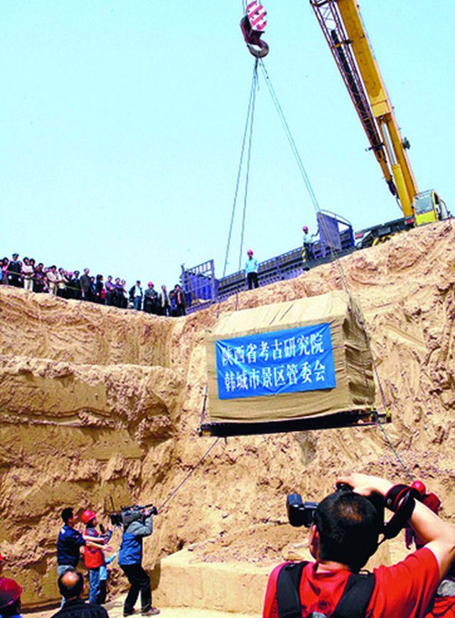 图3 韩城宋代壁画墓整体被70吨大吊车吊装的现场.jpg 图3 韩城宋代壁画墓整体被70吨大吊车吊装的现场.jpg