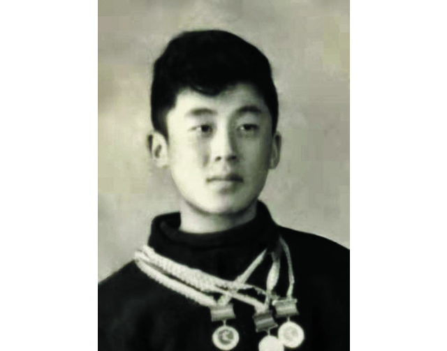 这是单兆鉴老师1957年获得全国滑雪冠军时的照片,当时他刚19岁.jpg 这是单兆鉴老师1957年获得全国滑雪冠军时的照片,当时他刚19岁.jpg