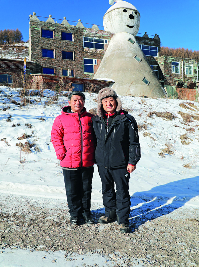 图为2017年12月17日,作者杨成与单兆鉴在崇礼第一座滑雪场——塞北滑雪场合影。左:杨成,右:单兆鉴。.jpg 图为2017年12月17日,作者杨成与单兆鉴在崇礼第一座滑雪场——塞北滑雪场合影。左:杨成,右:单兆鉴。.jpg