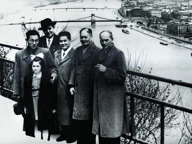 1956年李震任一机部汽车局技术处副处长时,率队赴匈牙利考察汽车工业.jpg 1956年李震任一机部汽车局技术处副处长时,率队赴匈牙利考察汽车工业.jpg