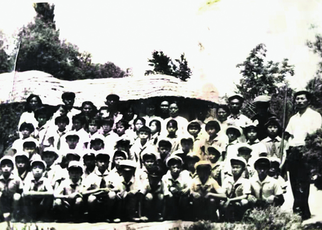 1作者(二排左六小学二年级)在万景台金日成故居合影.jpg 1作者(二排左六小学二年级)在万景台金日成故居合影.jpg