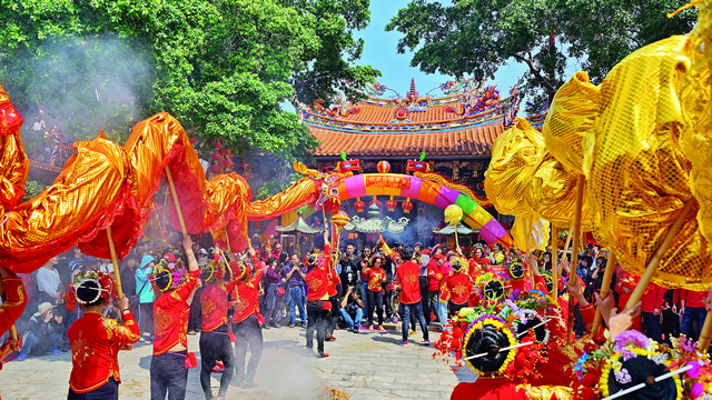 （此图放在第一位置，做跨页）黄荣钦  泉州寻埔民族村寻埔女过节2.jpg