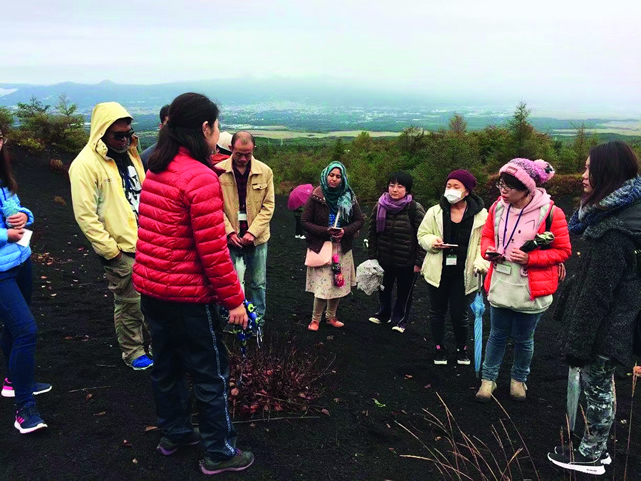 给学生讲解富士山的植被演替过程1.jpg