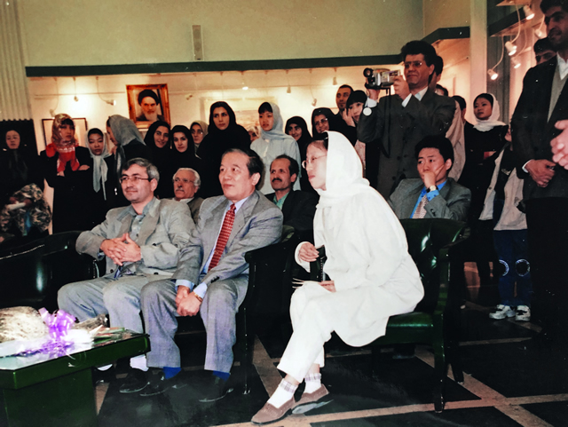 2001年于桂丽老师在伊朗德黑兰为孙必干大使做翻译.jpg