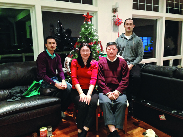 2013Xmas 黄晓枫全家照2014年元月(太太田畦-美国威斯康星大学生物医学工程硕士,现在普吉湾电力公司电力规划部工程师,儿子黄冰韬George 和黄冰川Nathan).jpg 2013Xmas 黄晓枫全家照2014年元月(太太田畦-美国威斯康星大学生物医学工程硕士,现在普吉湾电力公司电力规划部工程师,儿子黄冰韬George 和黄冰川Nathan).jpg