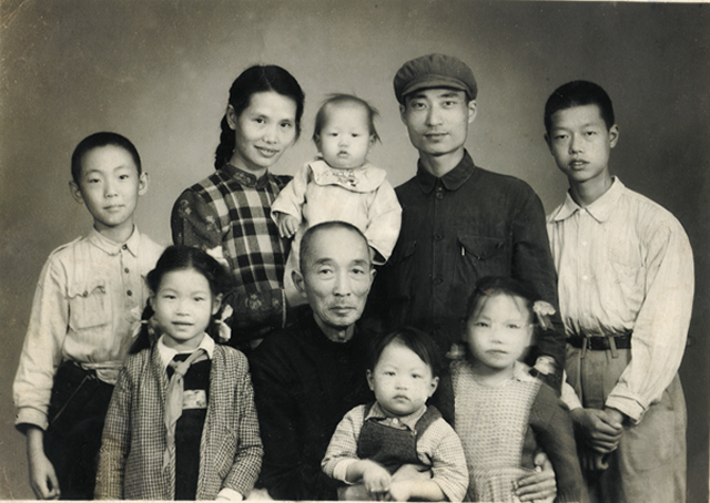 13、祖父晚年与我们全家合影，1953年左右摄于长沙。后排母亲所抱的幼儿为本文作者。.jpg