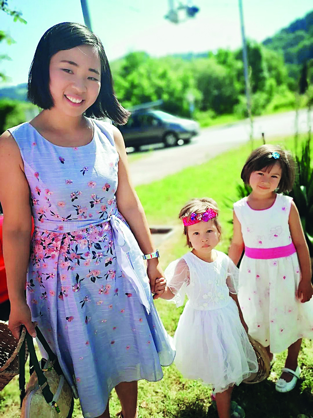 晓娟与两个女儿.jpg 晓娟与两个女儿.jpg