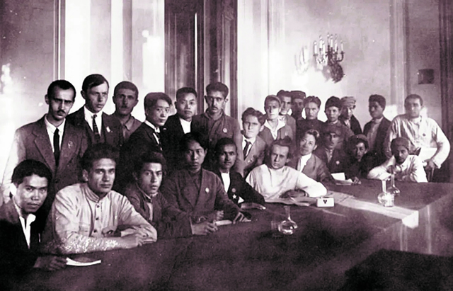 俞秀松(坐者右四)、张太雷(站者左五)、瞿秋白(站者左四)、陈为人(坐者左四 )出席共产国际“三大”和青年共产国际“二大”会议期间与各国部分代表的合影.jpg 俞秀松(坐者右四)、张太雷(站者左五)、瞿秋白(站者左四)、陈为人(坐者左四 )出席共产国际“三大”和青年共产国际“二大”会议期间与各国部分代表的合影.jpg