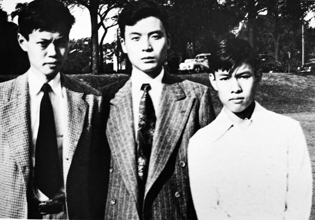 1949年，杨振宁（左）邓稼先（中）杨振平（右）于芝加哥大学 （选自《杨振宁文集》）.jpg