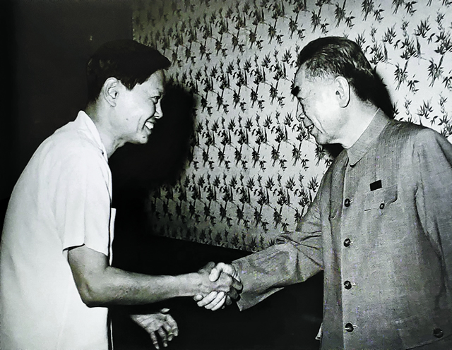 1971年,杨振宁与周恩来总理握手,摄于北京人民大会堂.jpg 1971年,杨振宁与周恩来总理握手,摄于北京人民大会堂.jpg